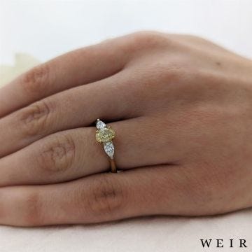 18k yellow gold 0.70ct Fancy Light Yellow VVS2  Oval cut Diamond Engagement Ring