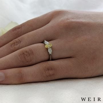 18k yellow gold 0.58ct Fancy Yellow VS2  Oval cut Diamond Engagement Ring