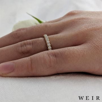 18k yellow gold Round brilliant cut diamond line band