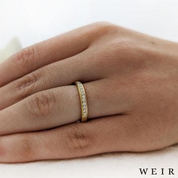 18k yellow gold Round brilliant cut diamond line band