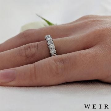 18k yellow gold Round brilliant cut diamond line band